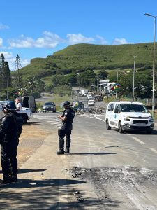 11 jours que Nouméa et les communes limitrophes (Dumbéa, Païta et le Mont Dore) traversent une période insurrectionnelle.
Les émeutes ont débuté dans la nuit du dimanche 12 Mai, et les violences et exactions n'ont cessé depuis lors.
Rien n'a été épargné. Les commerces, écoles, collèges, concessions automobiles, commissariat de secteur, cabinets médicaux ont été la proie des émeutiers. Pillages en règle des diverses sociétés et bâtiments administratifs avant qu'ils ne soient incendiés.
Le mot d'ordre est suivi à la lettre par les émeutiers : « détruire et ruiner l'économie locale dirigée par "l'état français colonialiste" ».
Le dégel du corps électoral en est l'élément déclencheur.
Peu importe les conséquences, ils se donnent les moyens pour faire plier le "gouvernement français". Quitte à semer le chaos !